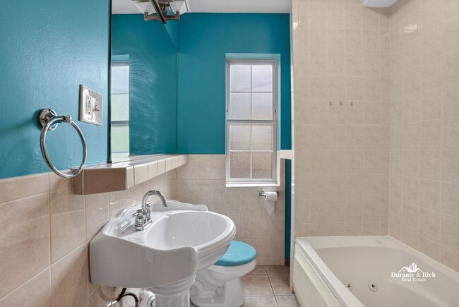 Building Photo - Fantastic Rogers Park 1 Bedroom Has it All