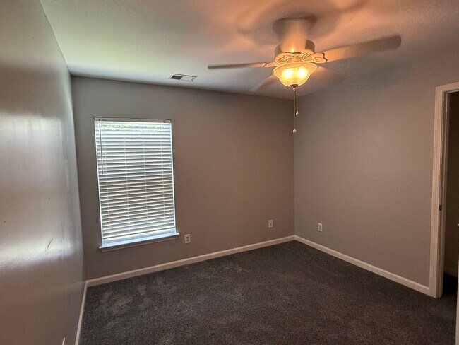 Building Photo - 194 Avonshire Dr