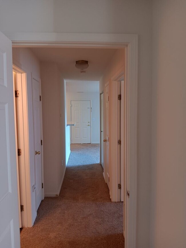 Building Photo - 2 bedroom 1 bath downstairs unit