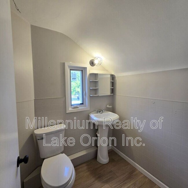 Building Photo - 614 E Tennyson Ave