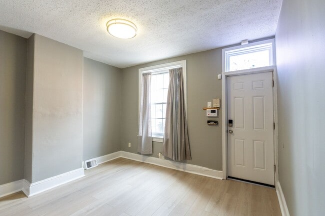 Building Photo - Charming 2 bedroom