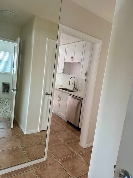 Floor to ceiling mirror in hallway - 1033 Pearl St