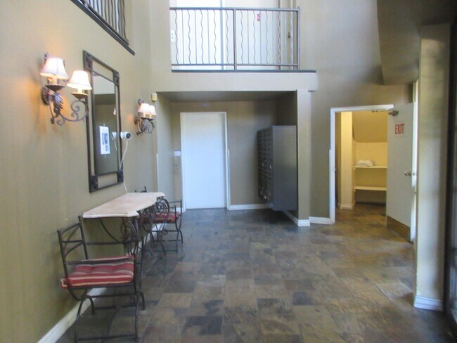 Building Photo - Beautiful Condo in the heart of Studio City
