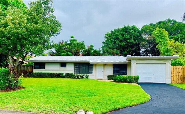 Building Photo - 2161 NE 35th St