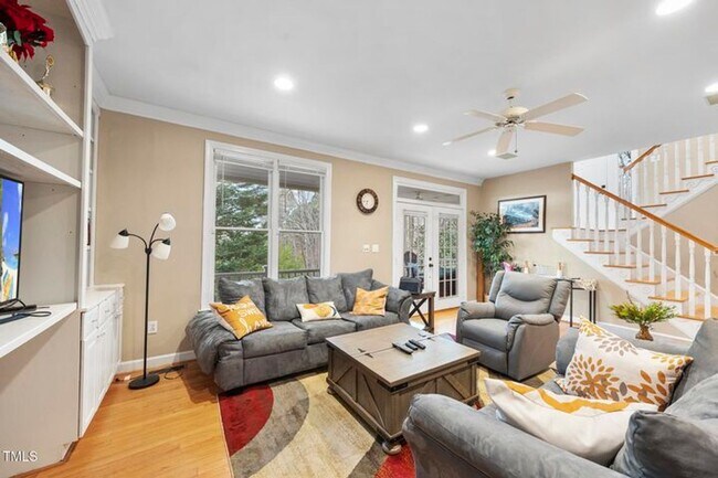Building Photo - Spacious & Serene 5+ Bedroom Home in Sough...