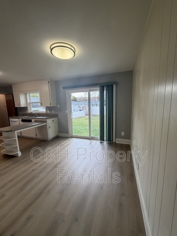 Building Photo - 915 Avenue F