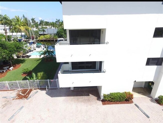 Building Photo - 76 Isle of Venice Dr