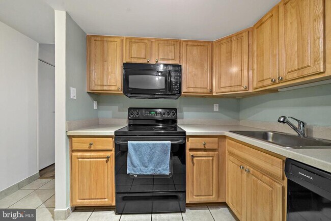 Building Photo - 2001 Hamilton St