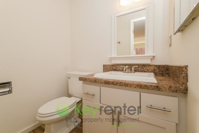 Building Photo - Versatile 5 Bedroom Retreat with Office and Outdoor Living in Burien
