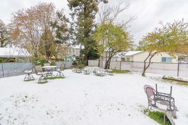 Building Photo - 3424 NE 79th Ave