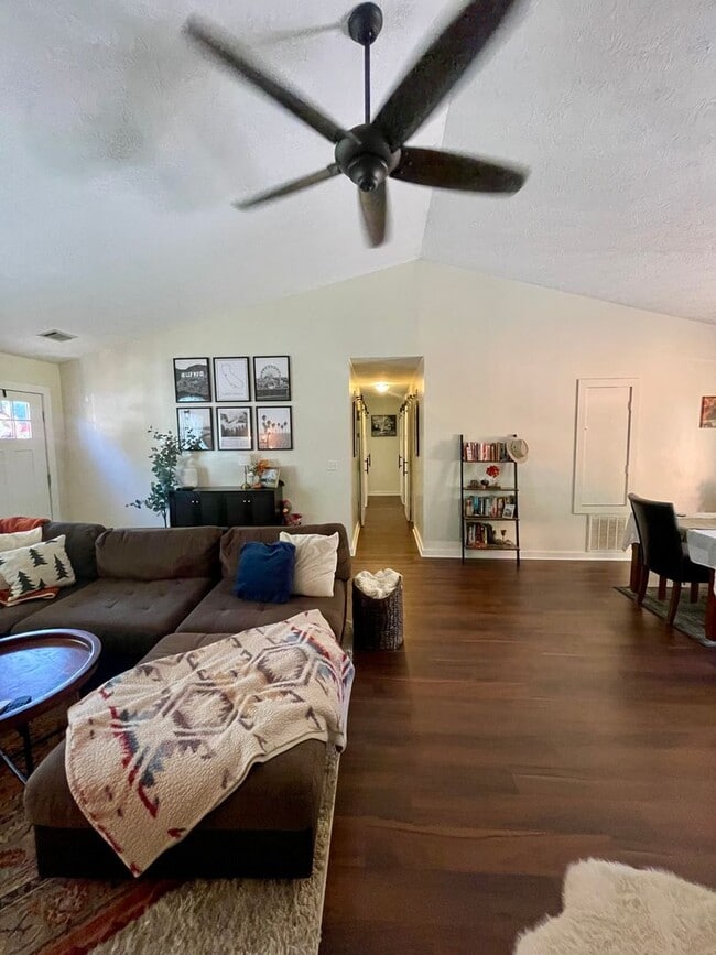 Building Photo - Beautiful newly renovated 3 bedroom 2 bath...
