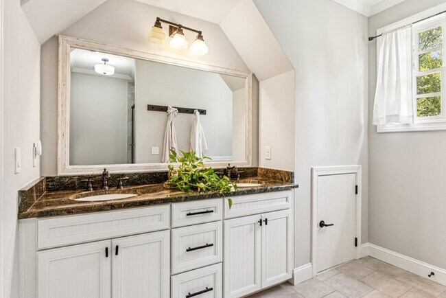 Building Photo - 1093 Country Ln NE