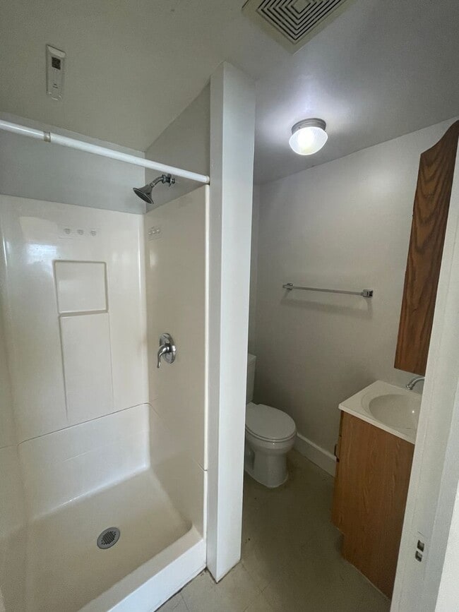 Building Photo - 2BR/1BA, WD Hookups, Parking!