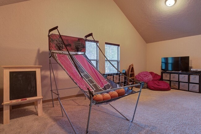 Building Photo - Seasonal Rental- Available through April 3...