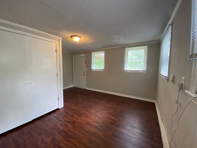 Building Photo - 3 Bedroom Apartment in South Nashville!