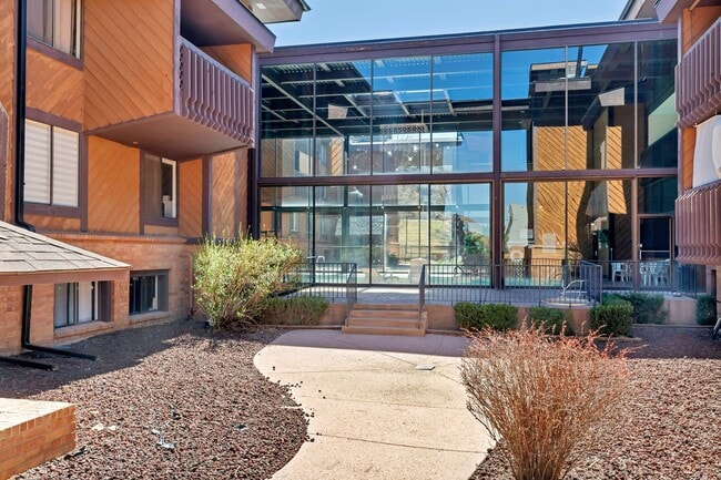 Building Photo - Skyway Condo, 2 Bed, 1.5 Bath, Secure Building