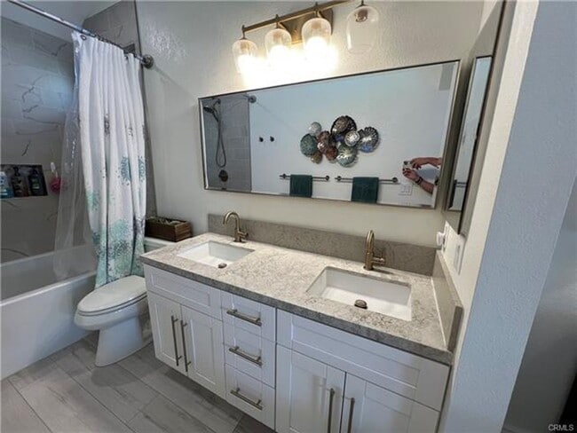 Building Photo - Beautiful Single-Story Pool Home in the He...