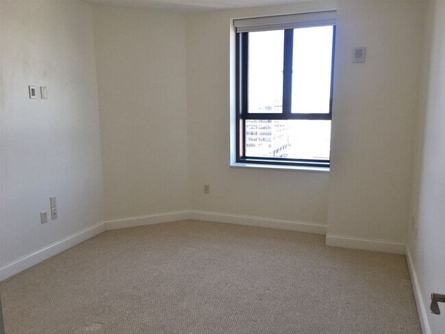 Building Photo - 875 Elm St