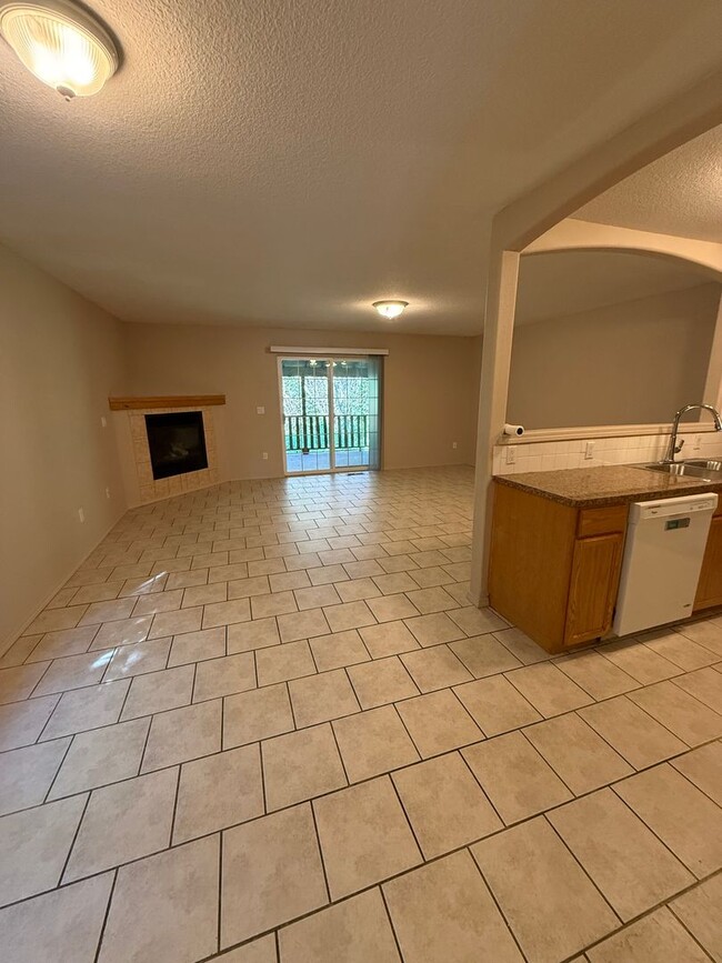 Building Photo - Nice Townhouse!