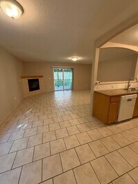 Building Photo - Nice Townhouse!
