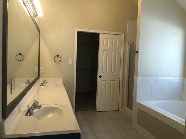 Building Photo - 2110 Highland Bay Ct