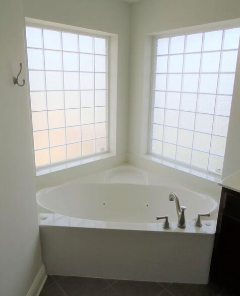Jetted tub in master bath - 378 Miranda Ct