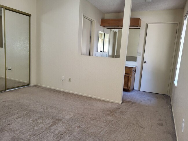 Building Photo - Corner lot Fairfield Home