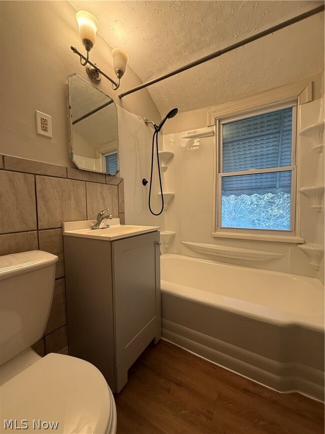 Building Photo - 1427 E 252nd St