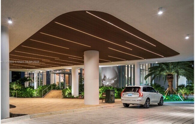 Building Photo - 700 NE 24th St