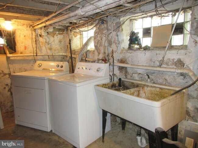 Building Photo - 4123-4100 Tyson Ave