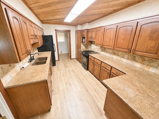 Building Photo - Waterfront Living in Benton!