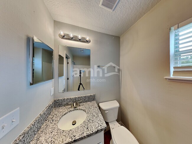 Building Photo - 49 Raintree Place