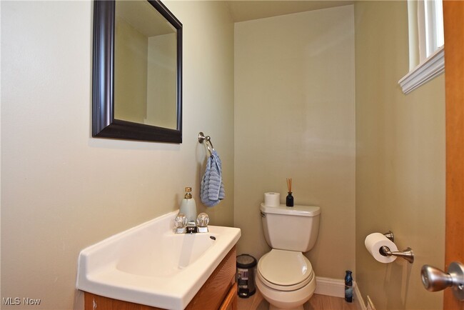 Building Photo - 37 E Meadowlawn Blvd