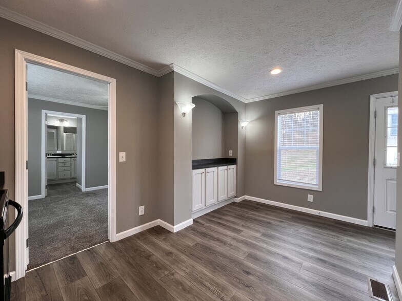 Building Photo - 211 Hickory Ct