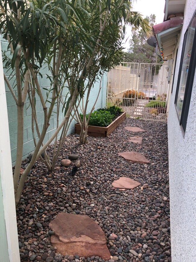 Building Photo - Gorgeous Furnished Oasis in Las Vegas Avai...