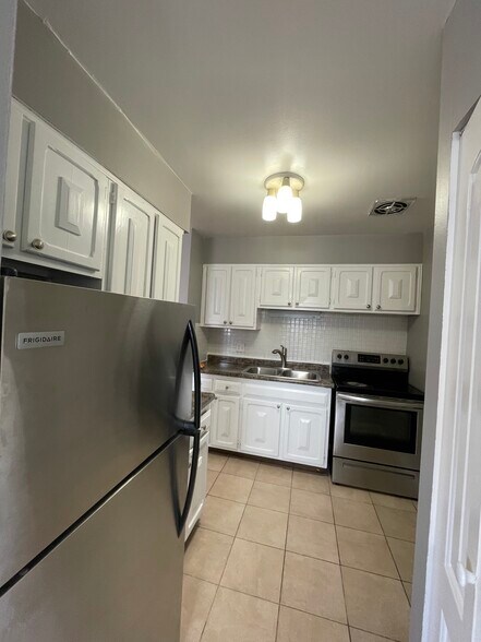 Building Photo - 5920 N Kenmore Ave