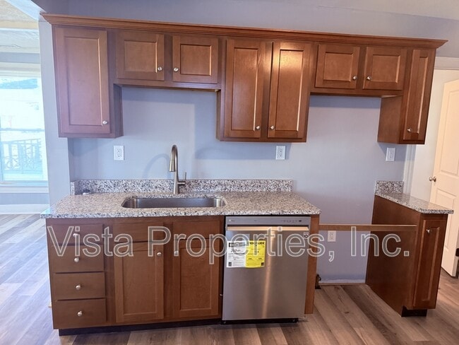 Building Photo - 538 University Ave