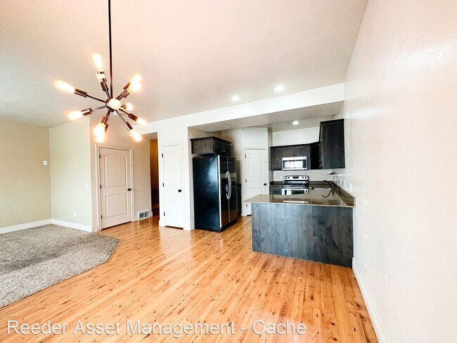 Building Photo - 3 br, 2.5 bath House - 141 East 620 South