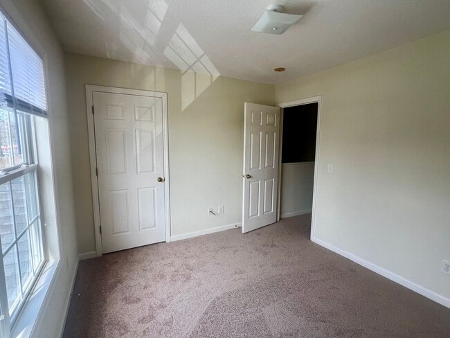 Building Photo - Two bedroom, 1.5 townhouse in Graham (Park Place Apts)