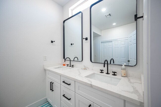 Building Photo - Sun CIty Summerlin 55+, Highly Upgraded, S...