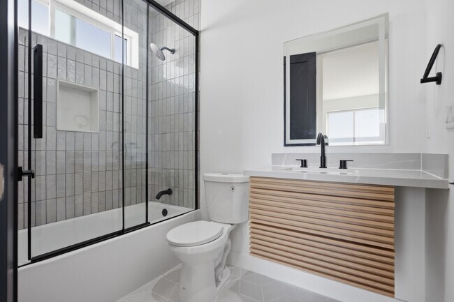 Building Photo - 3 BED | 3 BATH | 1,900 SQ FT | FULLY REMODELED + FURNISHED 3-LEVEL HOME WITH PRIVATE ROOFTOP DECK