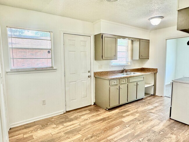Building Photo - Cozy Meets Spacious: 4BR/2BA with Bonus Den & Patio
