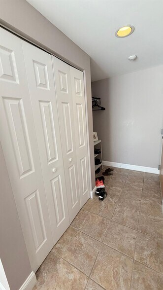 Building Photo - 170 Gore St