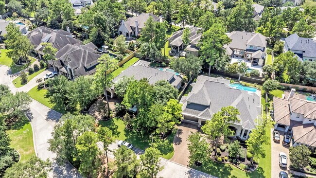 Building Photo - Exceptional 5-bedroom home (2 down) in desirable Woodlands Country Club with landscape & pool mai...