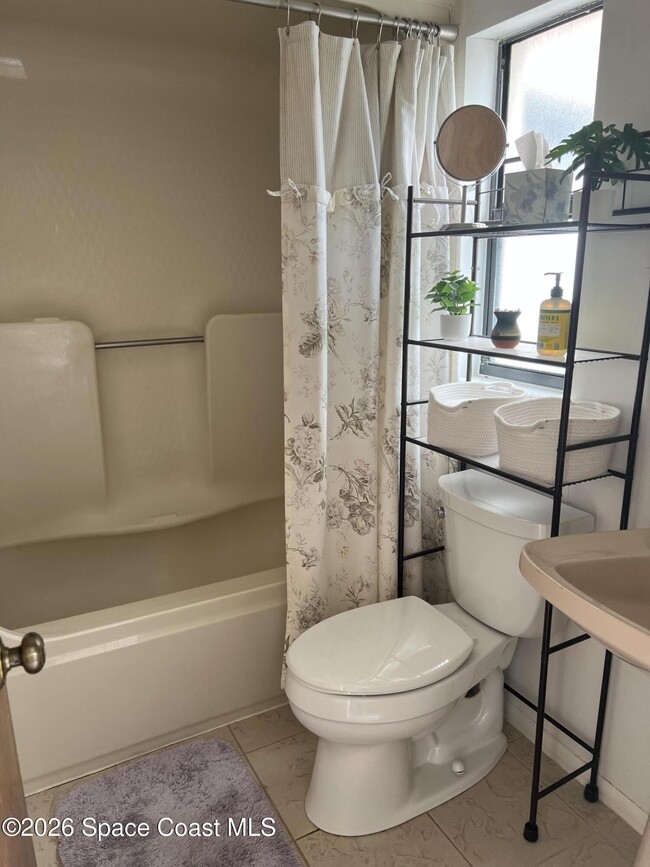 Building Photo - 8154 Ridgewood Ave