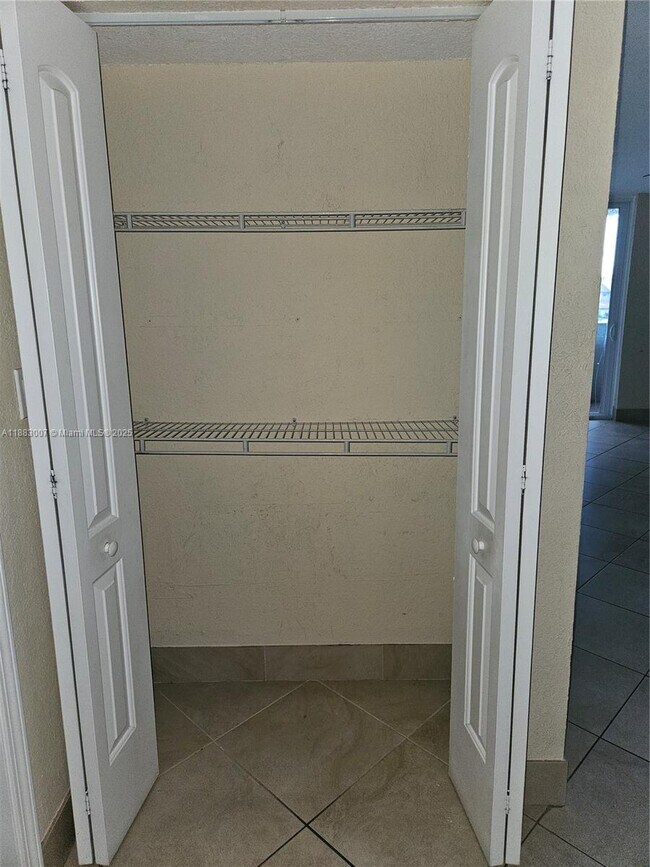 Building Photo - 10000 NW 80th Ct