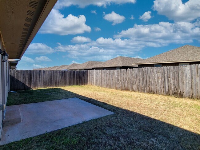 Building Photo - Introducing a charming 3-bedroom, 2-bathroom house located in the desirable area of Edmond, OK.