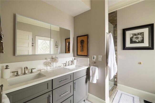 Building Photo - 28 Clay St SE