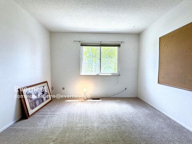 Building Photo - Lovely 3-Bedroom Townhome with Modern Comf...