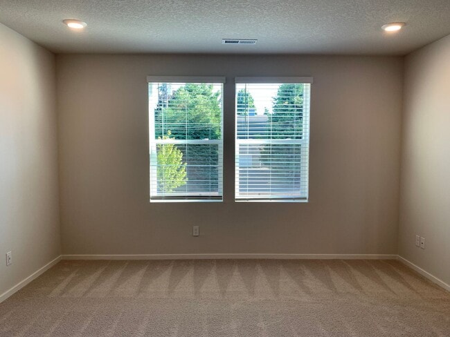 Building Photo - 4 BED/2.5 BATH PLUS A HUGE BONUS ROOM! HIGH END FINISHES! LARGE FENCED BACKYARD !